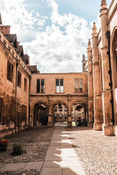 Vchod do Peterhouse, vysoké školy Cambridge University Engla — Stock fotografie