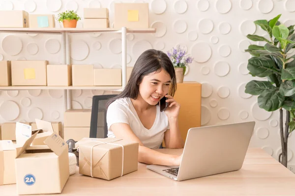 Asian woman enjoy herself while using internet on laptop and pho — Stock Photo, Image