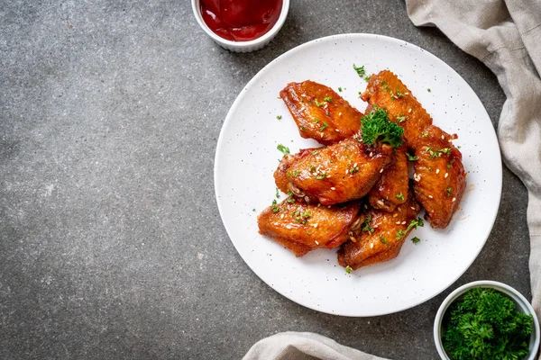 Barbekü tavuk kanatları beyaz susam ile