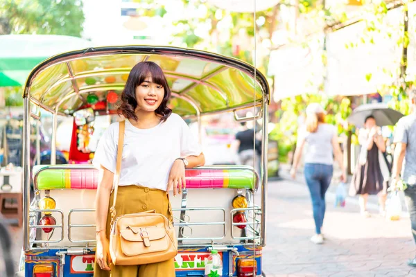 Mulher asiática feliz e bonita viajando em Khao Sarn Road, Tha — Fotografia de Stock