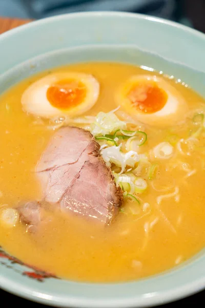 Makaron miso Ramen z wieprzowiną i jajkiem — Zdjęcie stockowe