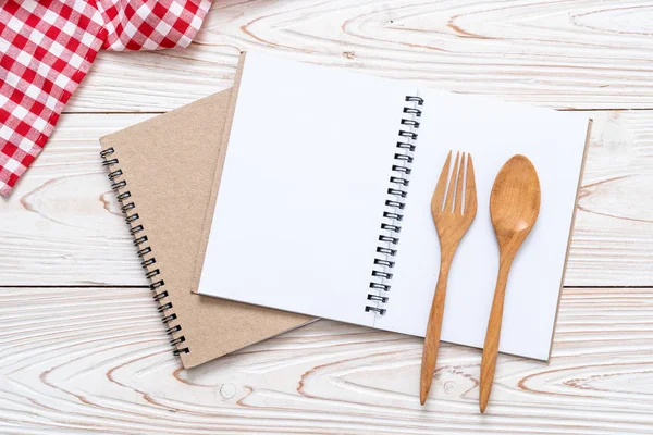 Libreta en blanco para nota de texto en superficie de madera con sapce de copia — Foto de Stock