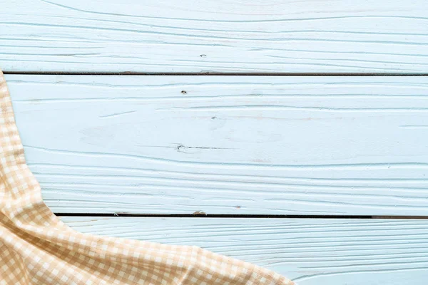 Paño de cocina (servilleta) sobre fondo de madera azul — Foto de Stock