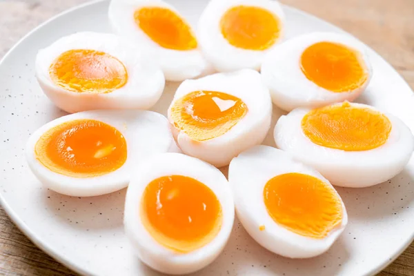 Мягкие вареные яйца — стоковое фото
