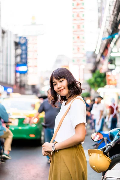 Jonge Aziatische vrouw reiziger met uitzicht op China Town in Bangkok, T — Stockfoto