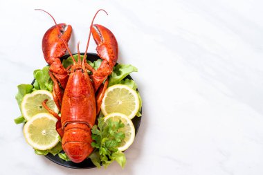 haşlanmış ıstakoz sebze ve limon ile