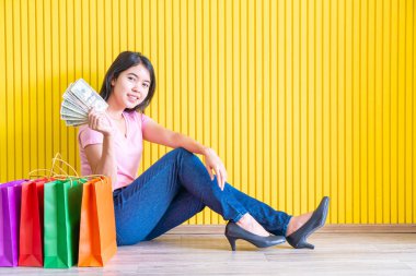 Asyalı kadın holding alışveriş torbaları