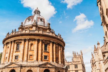 Radcliffe Kamera ve Oxfo Üniversitesi'nde Tüm Souls College
