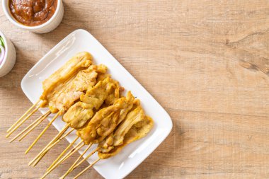 Domuz Satay-ızgara domuz fıstığı sosu veya tatlı ile servis ve 