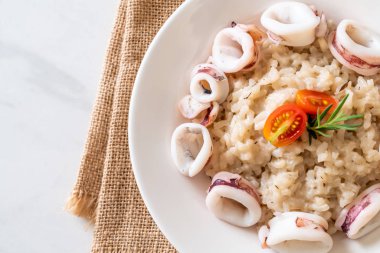 Kalamarlar veya ahtapot risotto