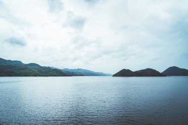 Kanchanaburi de bulutlu gökyüzü ile Srinagarind Barajı , Tayland