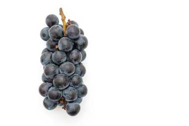 beyaz arka planda taze siyah üzüm