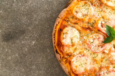 tablo üzerinde domates pizza 