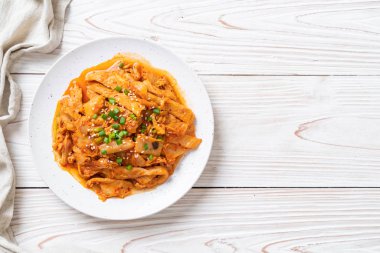 kimchi ile tavada kızartılmış domuz eti 