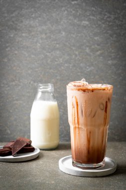 Buzlu çikolata milkshake içecek