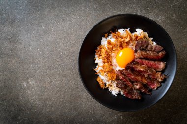 yumurta ile tepesinde pirinç kase dilimlenmiş sığır eti
