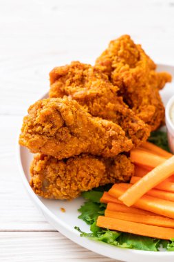 Kızarmış baharatlı tavuk kanadı