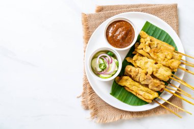 Domuz Satay-ızgara domuz fıstığı sosu veya tatlı ile servis ve 