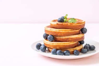 ile taze yaban mersini pancake