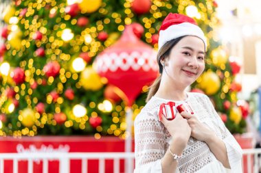 hediye ile gülümseyen güzel genç Asyalı kadın portresi