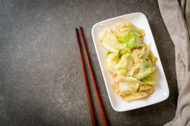 Balık soslu tavada kızartılmış lahana