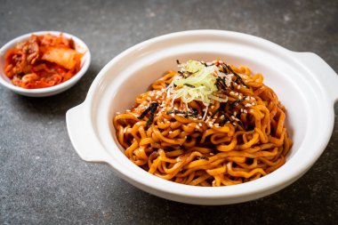 Kore sıcak ve baharatlı anlık noodle kimchi ile