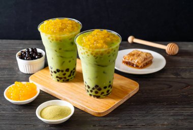 kabarcık ve bal kabarcıkları ile yeşil çay latte