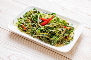 Istiridye sosu ile Kızarmış ayçiçeği Sprout