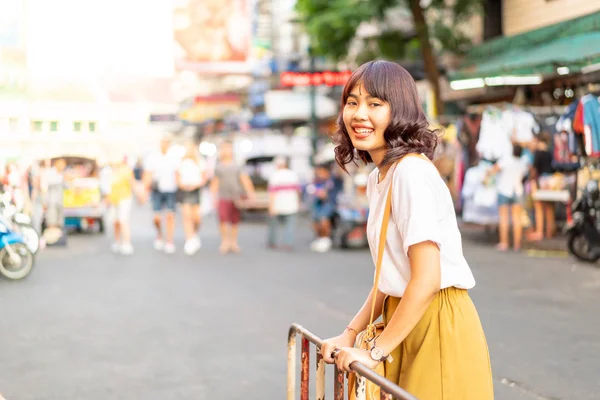 Happy en mooie Aziatische vrouw reizen op Khao Sarn Road, Tha — Stockfoto