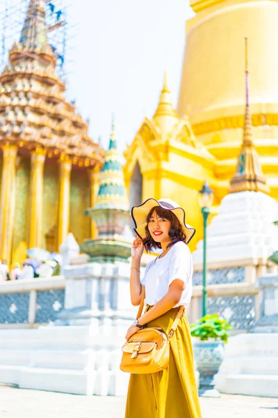 Mulher asiática feliz Viajar no templo na Tailândia — Fotografia de Stock