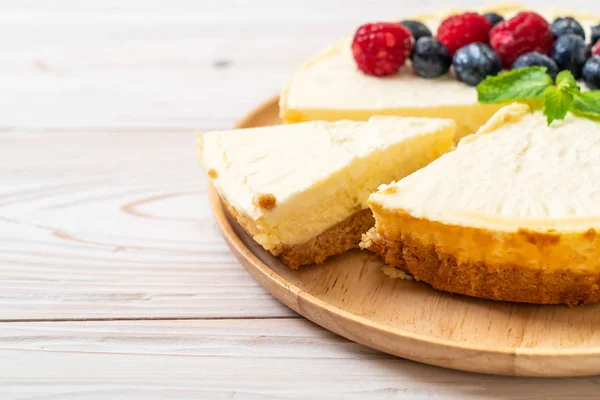 Torta di formaggio fatta in casa con lamponi e mirtilli — Foto Stock