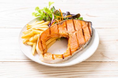 sebze ile ızgara somon biftek fileto