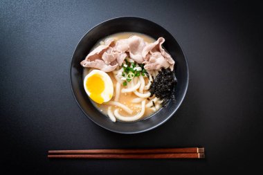 Udon ramen noodle ile domuz çorbası 