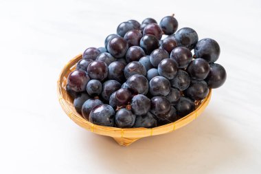 beyaz arka planda taze siyah üzüm