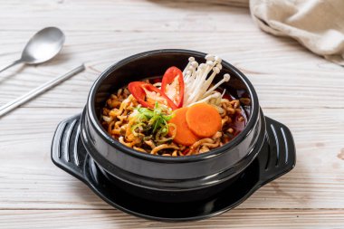 siyah kase Kore anlık erişte