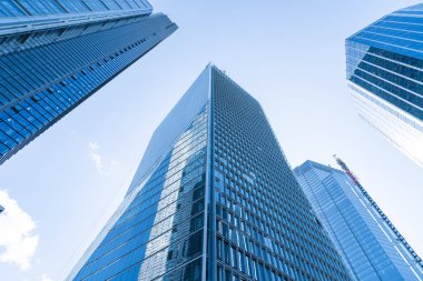 Mavi gökyüzü ile gökdelen iş ofis Windows