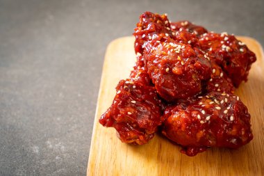 Baharatlı soslu kızarmış tavuk 