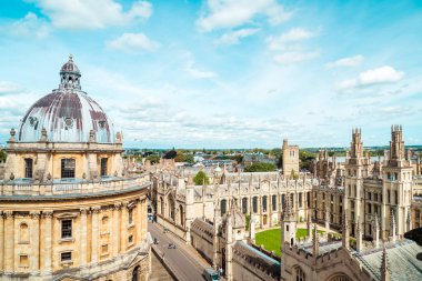 Radcliffe Kamera ve Oxfo Üniversitesi'nde Tüm Souls College