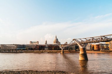 Gün batımında St Pauls Katedrali ve Milenyum Köprüsü
