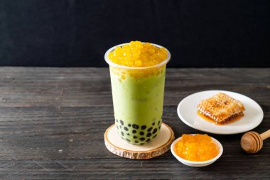 kabarcık ve bal kabarcıkları ile yeşil çay latte