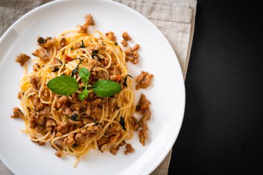 Kıyılmış domuz eti ve fesleğen ile tavada kızartılmış spagetti