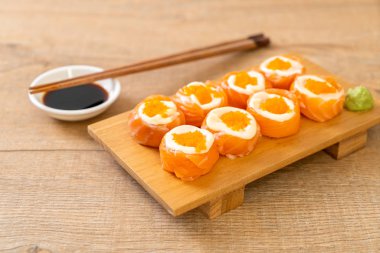 mayonez ve karides yumurta ile taze somon suşi rulo