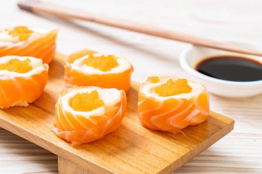 mayonez ve karides yumurta ile taze somon suşi rulo