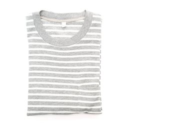 Beyaz arka planda katlanmış çizgili t-shirt