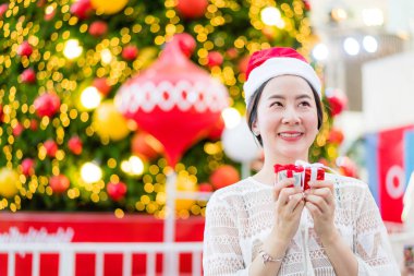 hediye ile gülümseyen güzel genç Asyalı kadın portresi