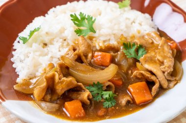 Japon köri pirinç dilimlenmiş domuz eti, havuç ve soğan ile