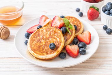 taze yaban mersini, taze çilek ve bal ile gözleme