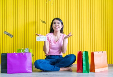 Asyalı kadın holding alışveriş torbaları