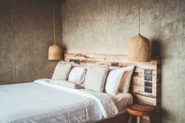 yatakta güzel rahat yastıklar