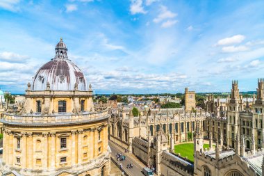 Radcliffe Kamera ve Oxfo Üniversitesi'nde Tüm Souls College